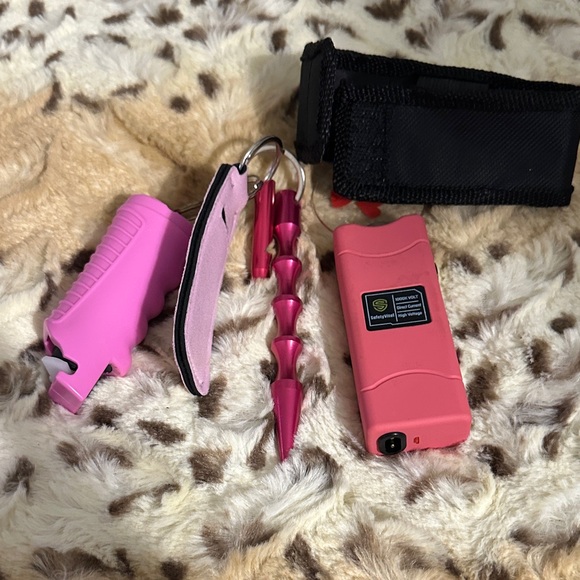 Pink Self-Defense Kit - Picture 1 of 5